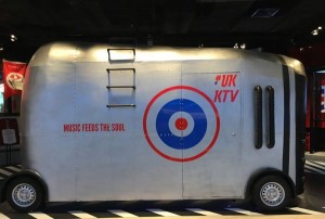 在酒吧上班卖酒销售技巧（酒吧酒水销售艺术：创新策略与顾客互动之道）