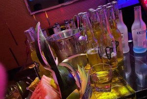 酒吧常见的酒（探索酒吧文化：热门饮品盘点）