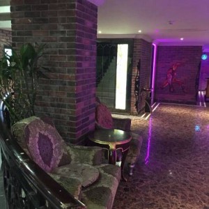 酒导购员销售技巧培训（酒品销售艺术：导购员策略与技巧精进）