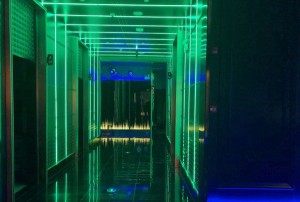 杭州豪华KTV包厢：配备高档餐桌，尽享娱乐餐饮双重体验